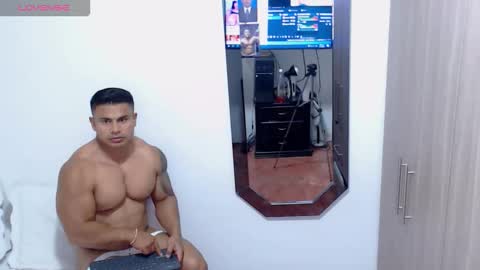 Snapshot of leo_muscleboy chatting on November 6, 2025, 11:59 pm Leo online show from November 6, 2025, 11:59 pm