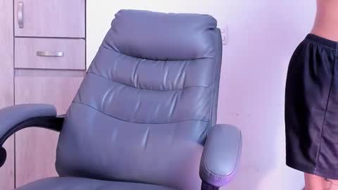 leohard_ online show from January 5, 2026, 5:27 pm