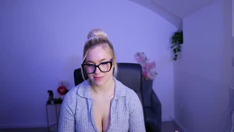 leokitty  online show from March 19, 2026, 2:10 pm