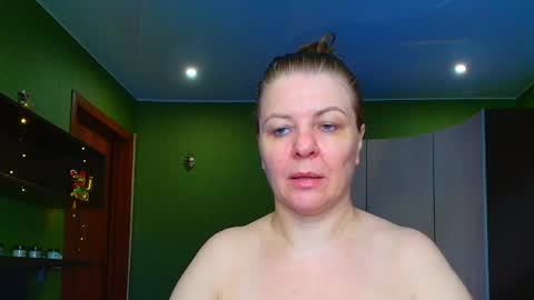 Snapshot of leona_tracie chatting on May 14, 2026, 3:35 am Leona tracie online show from May 14, 2026, 3:35 am