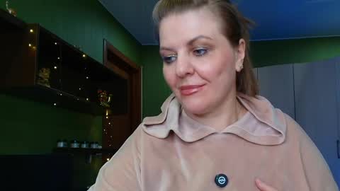 Snapshot of leona_tracie chatting on May 29, 2026, 2:42 am Leona tracie online show from May 29, 2026, 2:42 am
