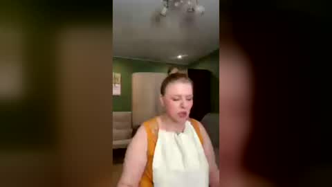 Snapshot of leona_tracie chatting on June 15, 2026, 9:28 pm Leona tracie online show from June 15, 2026, 9:28 pm