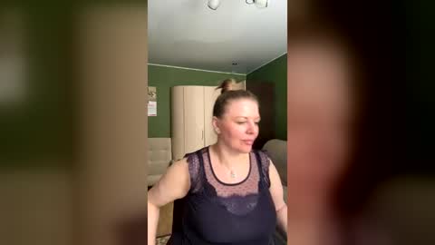 Snapshot of leona_tracie chatting on June 17, 2026, 6:49 am Leona tracie online show from June 17, 2026, 6:49 am