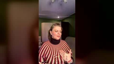 Snapshot of leona_tracie chatting on June 18, 2026, 3:51 am Leona tracie online show from June 18, 2026, 3:51 am