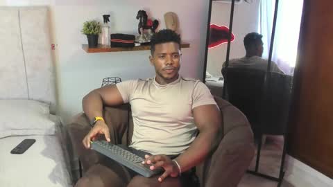 Snapshot of leonardo_jones1 chatting on February 9, 2026, 8:13 pm Leandro jones online show from February 9, 2026, 8:13 pm