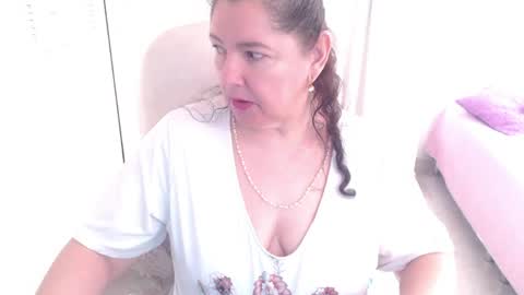 leonela   online show from April 30, 2026, 12:33 pm