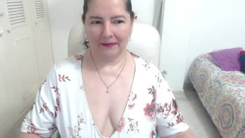 leonela   online show from May 8, 2026, 1:00 am