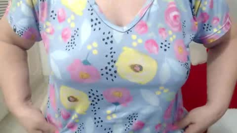 leonela   online show from June 3, 2026, 12:02 am