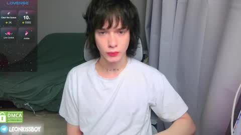 leonkissboy online show from April 24, 2026, 8:11 pm