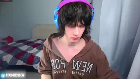 leonkissboy online show from June 14, 2026, 9:55 am