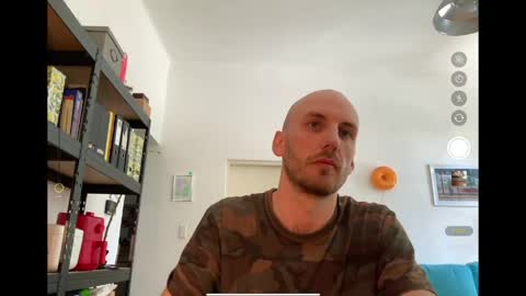 Leon online show from May 5, 2026, 9:50 am