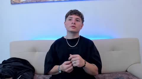 Leo  online show from October 20, 2025, 9:04 pm