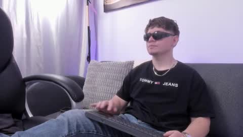 Leo  online show from December 19, 2025, 4:52 am