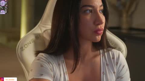 Leora online show from October 5, 2025, 5:00 pm