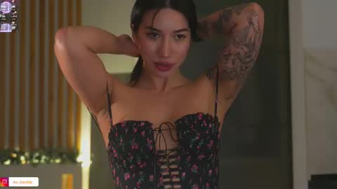 Leora online show from November 21, 2025, 5:22 pm