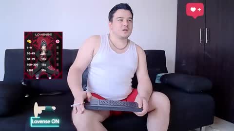 leoreem_ online show from February 11, 2026, 9:42 pm