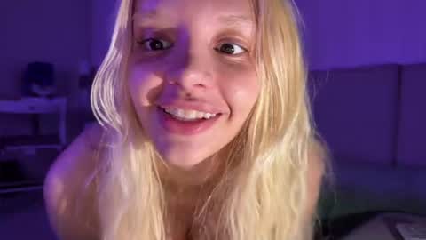 Snapshot of lesi_moonie chatting on July 14, 2026, 12:35 am Lesi Join my fanclub before use my fanmenu online show from July 14, 2026, 12:35 am