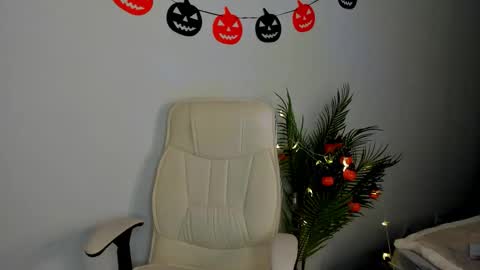 Snapshot of lesley_wins chatting on October 9, 2025, 4:10 am Lesley online show from October 9, 2025, 4:10 am