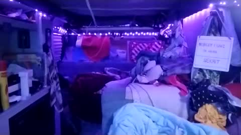 Snapshot of lesleygumgrass chatting on February 23, 2025, 12:19 am LesleyGumGrass- The Boring Trans girl online show from February 23, 2025, 12:19 am