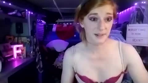 Snapshot of lesleygumgrass chatting on February 26, 2025, 7:53 am LesleyGumGrass- The Boring Trans girl online show from February 26, 2025, 7:53 am