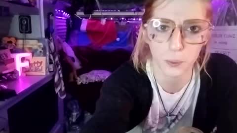 Snapshot of lesleygumgrass chatting on February 27, 2025, 12:43 am LesleyGumGrass- The Boring Trans girl online show from February 27, 2025, 12:43 am