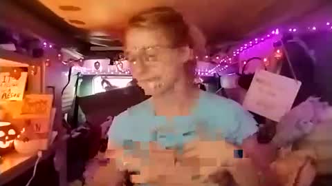 Snapshot of lesleygumgrass chatting on October 17, 2025, 4:53 pm LesleyGumGrass- The Boring Trans girl online show from October 17, 2025, 4:53 pm