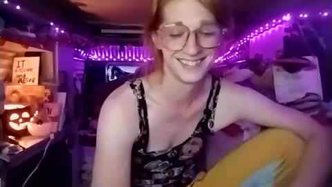 Snapshot of lesleygumgrass chatting on October 20, 2025, 10:10 pm LesleyGumGrass- The Boring Trans girl online show from October 20, 2025, 10:10 pm