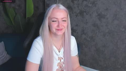 Snapshot of leslie_bell chatting on September 26, 2025, 2:15 am Joyce online show from September 26, 2025, 2:15 am