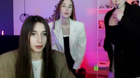 leslie_bird online show from May 8, 2026, 8:52 am