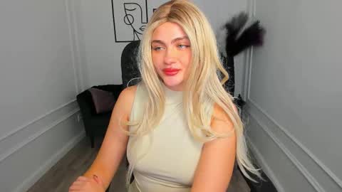 Snapshot of lesliemineg chatting on October 3, 2025, 8:17 pm lesliemineg online show from October 3, 2025, 8:17 pm