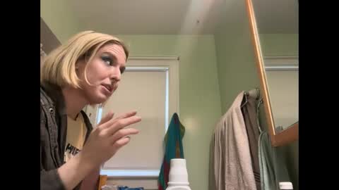 leslietheslut online show from September 17, 2025, 2:41 pm