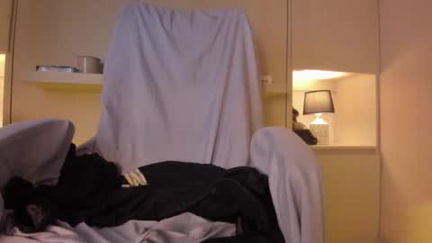 L I A  online show from March 26, 2026, 4:29 am