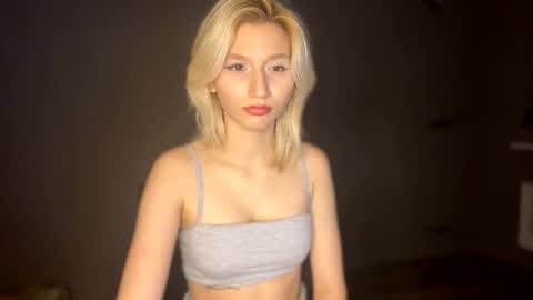 Leya online show from November 27, 2025, 8:22 pm