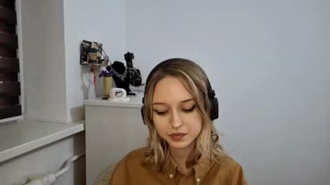 Mia online show from November 11, 2025, 10:59 am