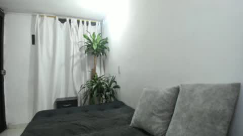 Snapshot of lia_and_felipe chatting on October 25, 2025, 1:02 am Lia y Felipe --  online show from October 25, 2025, 1:02 am