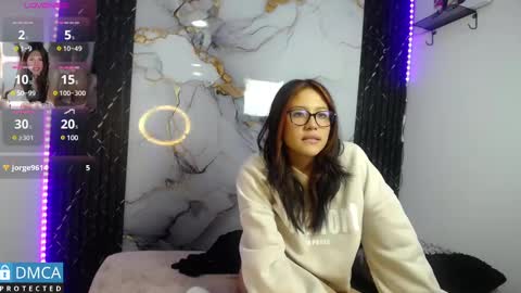 lia summer1 online show from February 17, 2025, 7:31 pm