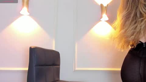 liz walton online show from December 1, 2025, 12:21 pm