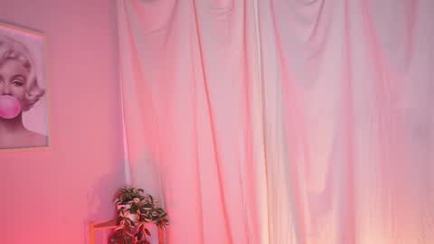 Lia  online show from April 30, 2026, 12:33 pm