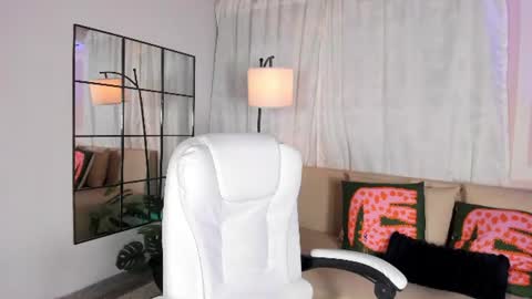 Lia online show from June 17, 2026, 12:18 pm