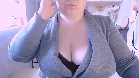 miss Lia  colection for travel online show from September 21, 2025, 5:31 am