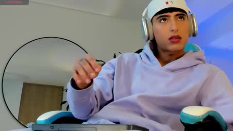 Liam online show from November 30, 2025, 5:06 pm