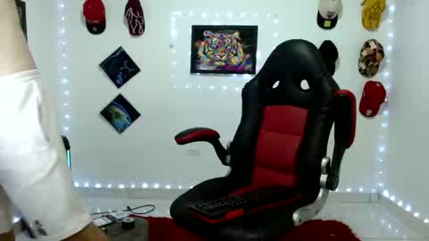 Snapshot of liam_andres12 chatting on February 9, 2026, 10:47 pm Andres online show from February 9, 2026, 10:47 pm