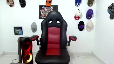 Snapshot of liam_andres12 chatting on May 10, 2026, 9:53 pm Andres online show from May 10, 2026, 9:53 pm