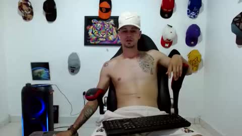 Snapshot of liam_andres12 chatting on May 15, 2026, 9:44 pm Andres online show from May 15, 2026, 9:44 pm