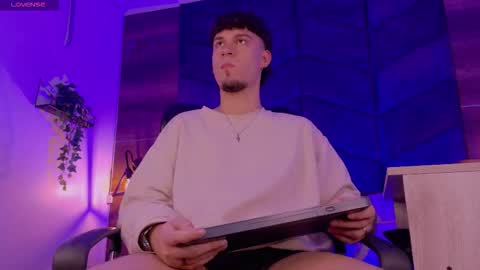 Snapshot of liamthunder05_ chatting on November 10, 2025, 2:54 am Liam Thunder online show from November 10, 2025, 2:54 am