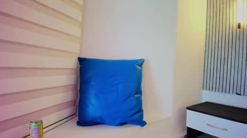 lian_cameron online show from May 13, 2026, 3:59 am