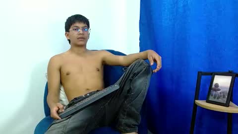 lian_wood online show from September 12, 2025, 1:33 pm