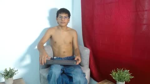 lian_wood online show from September 14, 2025, 12:59 pm