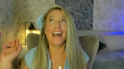 Lian online show from December 3, 2025, 7:34 pm