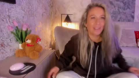 Lian online show from December 21, 2025, 12:45 pm